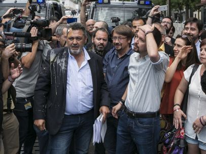 Iglesias recibe un huevazo