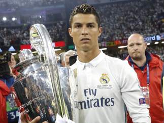Cristiano Ronaldo con la copa con un miembro de seguridad a su espalda.