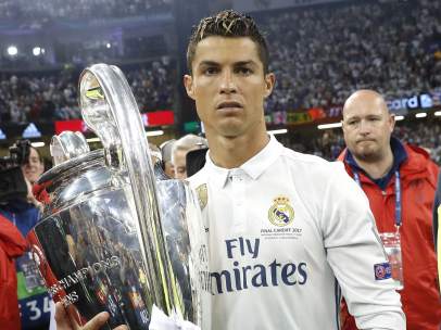 Cristiano Ronaldo con la copa con un miembro de seguridad a su espalda.