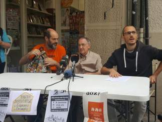 Daniel Pardo, Joan Gómez y David Benito en la rueda de prensa delante del edificio de la calle Entença número 151.