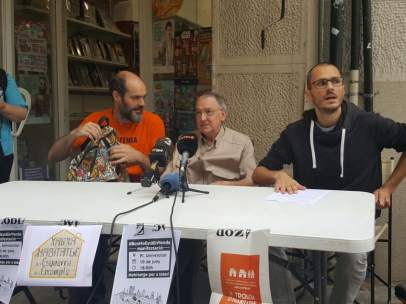 Daniel Pardo, Joan Gómez y David Benito en la rueda de prensa delante del edificio de la calle Entença número 151.
