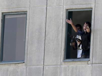 Un policía da indicaciones desde la ventana tras el ataque terrorista en Teherán.