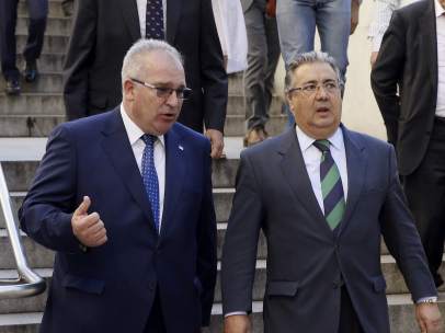 El ministro de Interior, Juan Ignacio Zoido, con el presidente de la AVT, Alfonso Sánchez.