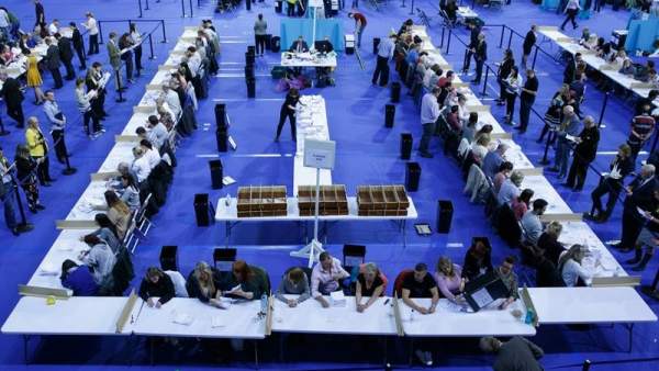 Oficiales electorales cuentan votos en el Emirates Arena, en Glasgow (Escocia, Reino Unido).