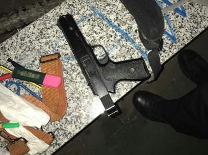 Imagen de la pistola portada por un individuo en José María Javierre Ortas
