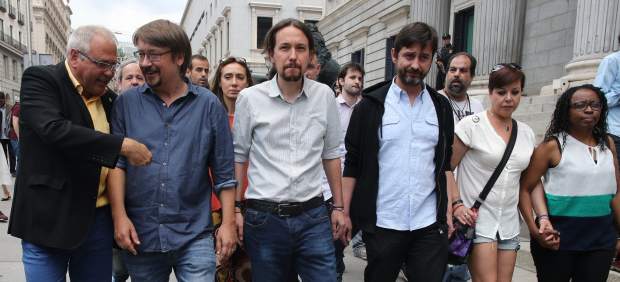 Pablo Iglesias recibe al colectivo de taxistas en la Puerta de los Leones