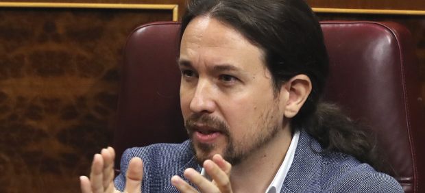 Pablo Iglesias apaude a Irene Montero durante la moción de censura contra Mariano Rajoy.