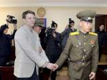 Fotografía de archivo de Otto Wambier esposado al ser detenido en Corea del Norte, en 2016. Fotografía de archivo de Otto Wambier esposado al ser detenido en Corea del Norte, en 2016.