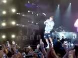 Justin Bieber esquiva una sandalia Justin Bieber esquiva una sandalia