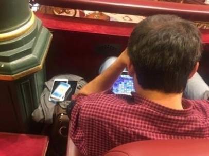 El alcalde de A Coruña juega en su tableta en el Congreso.