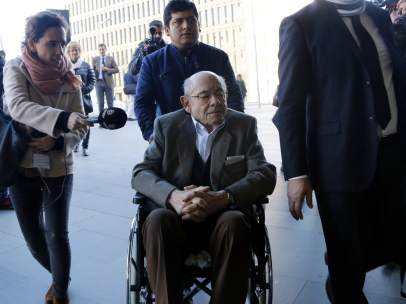 Fèlix Millet entrando con silla de ruedas en la Ciutat de la Justicia