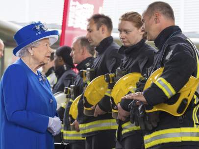 Isabel II junto a unos bomberos