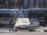 Coche se lanza contra un furgón policial en París Coche se lanza contra un furgón policial en París