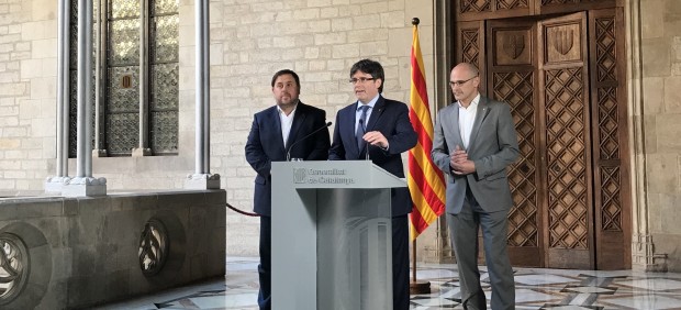 Carles Puigdemont y los consellers Oriol Junqueras y Raül Romeva