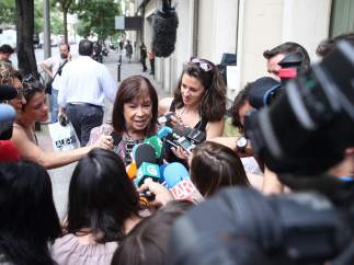 Cristina Narbona atiende a los medios a las puertas de la sede del PSOE