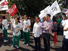 Epresentantes del PSOE en la concentración a las puertas del hospital