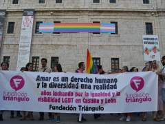 Valladolid. Despliegue de la bandera del arcoíris en San Benito