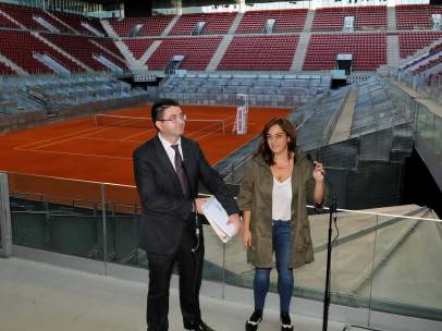 Carlos Sánchez Mato y Celia Mayer en la Caja Mágica