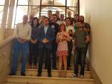 Perales y Olivares (c) con miembros de la Asociación de Artesanos de Úbeda.