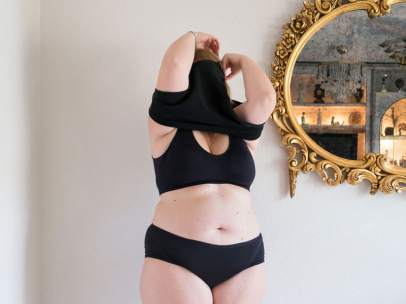 Mujer posando con su 'Little Black Dress'