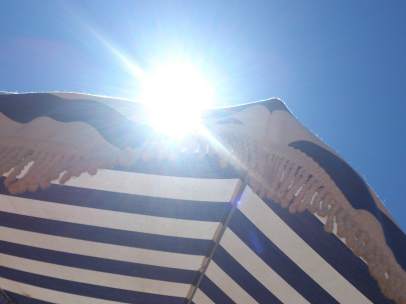 Sol, ola de calor, verano, cáncer de piel, parasol, playa, turismo, vacaciones