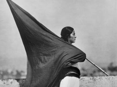 Mujer con bandera, c.1928