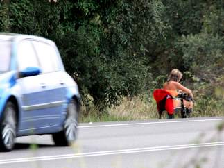 Una prostituta parando al pie de la N-II en las comarcas gerundenses