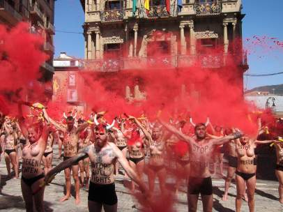 Protesta de PETA y AnimaNaturalis contra las corridas de toros en San Fermín