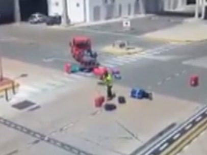 Un trabajador lanza maletas por los aires