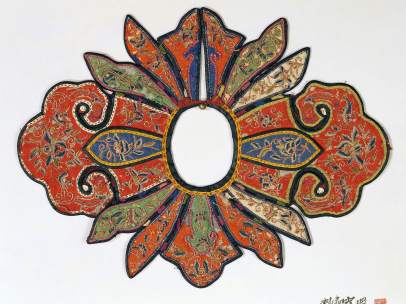 Cuello (Yunjian) con forma de Ruyi con diseño floral
