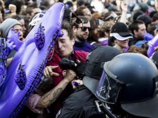 Forcejeando con los antidisturbios