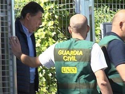 Ignacio González, en el momento de ser detenido por la UCO