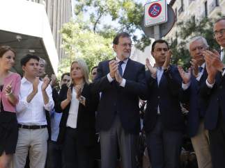 Mariano Rajoy aplaude junto a Marimar Blanco.