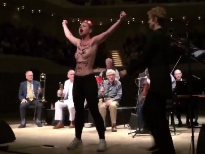 Activista de Femen interrumpe un concierto de Woody Allen