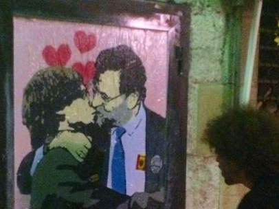 El beso entre Carles Puigdemont y Mariano Rajoy que ha aparecido pintado en la calle del Bisbe de Barcelona.