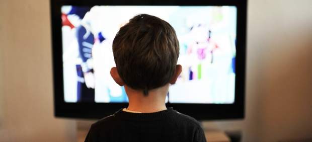 Un niño delante del televisor