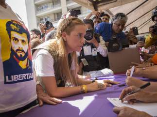 Tintori vota en la consulta popular de la oposición