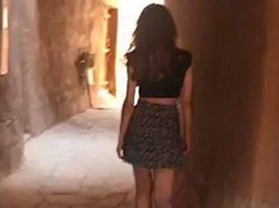 Joven en minifalda en Arabia Saudi