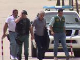 Villar, acompañado por la Guardia Civil Villar, acompañado por la Guardia Civil