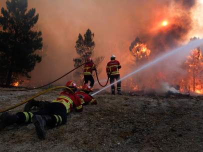 Bomberos tratando de extinguir el fuego en Mangualde (Portugal)
