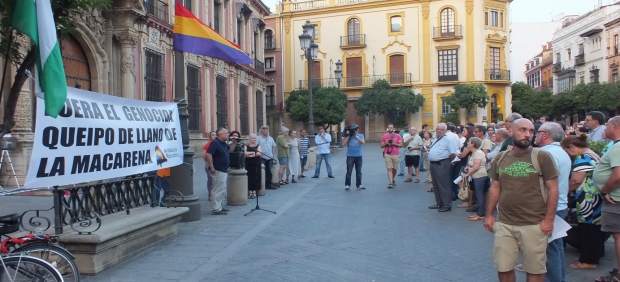 Concentración ante el palacio Arzobispal.