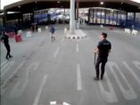 Hombre ataca a un policía en Melilla Hombre ataca a un policía en Melilla