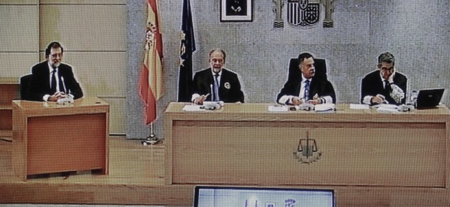 Rajoy, a la derecha del tribunal