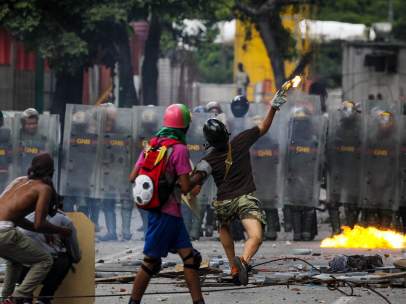 Enfrentamientos entre policías y opositores en Venezuela