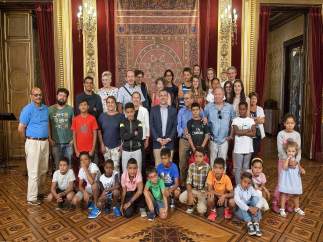 Barkos y Laparra junto a los niños acogidos
