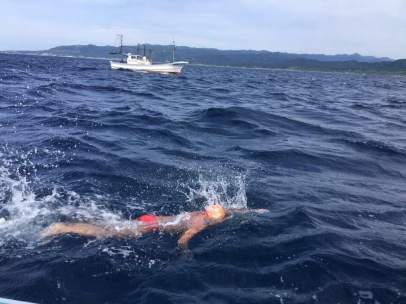 Jorge Crivillés durante el nado en el Canal de Tsugaru, en Japón.