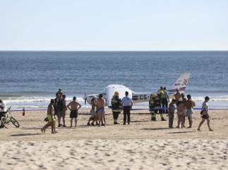 Dos bañistas mueren atropellados por una avioneta en una playa en Portugal.
