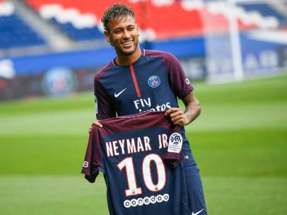 Neymar, posando con la camiseta de su nuevo equipo, el PSG