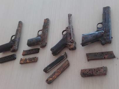 Pistolas encontradas en el Bidasoa