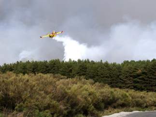 Hidroavión arrojando agua en el incendio de Navarredonda